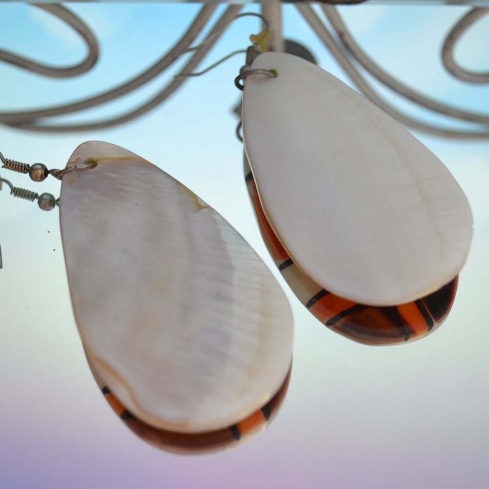 ✨ FREE ✨ Geometric Shell Earrings - Picture 2 of 2